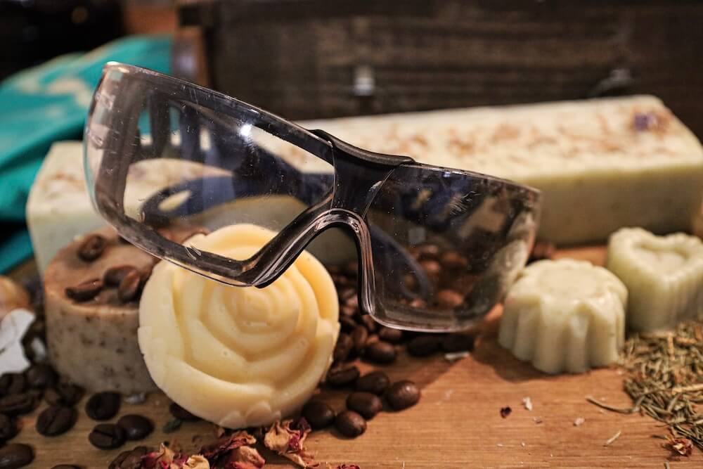 Selbst gerührte Salben in Tiegeln neben einer Schutzbrille Selbst gerührte Salben in Tiegeln neben einer Schutzbrille