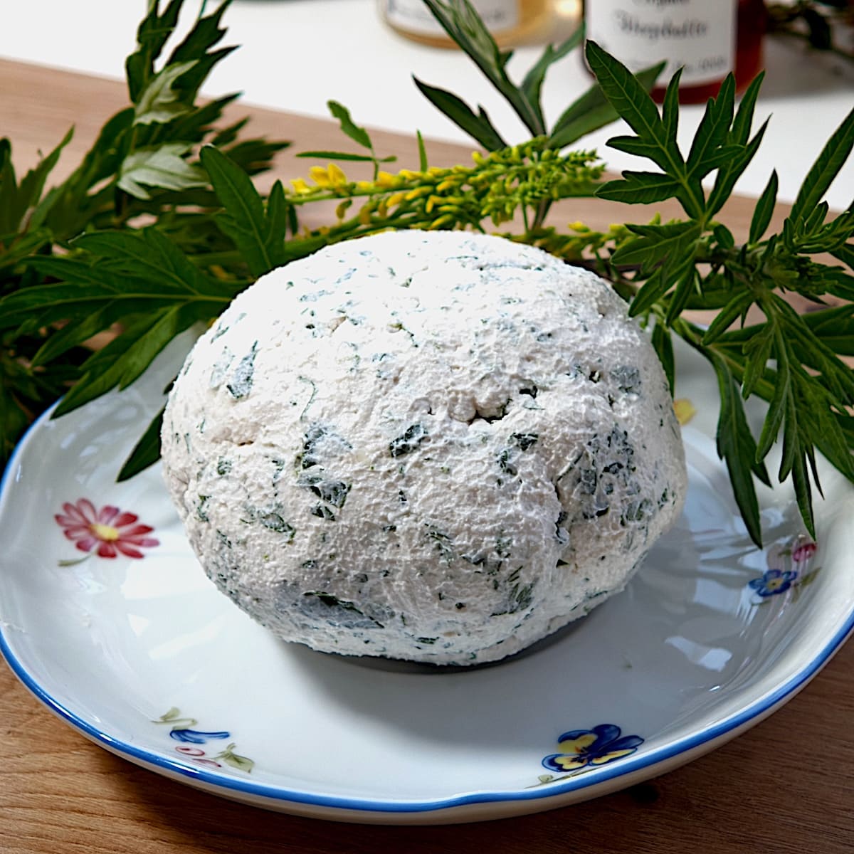 Selbst gemachter Kräuterfrischkäse mit Wildkräutern und Blüten Selbst gemachter Kräuterfrischkäse mit Wildkräutern und Blüten